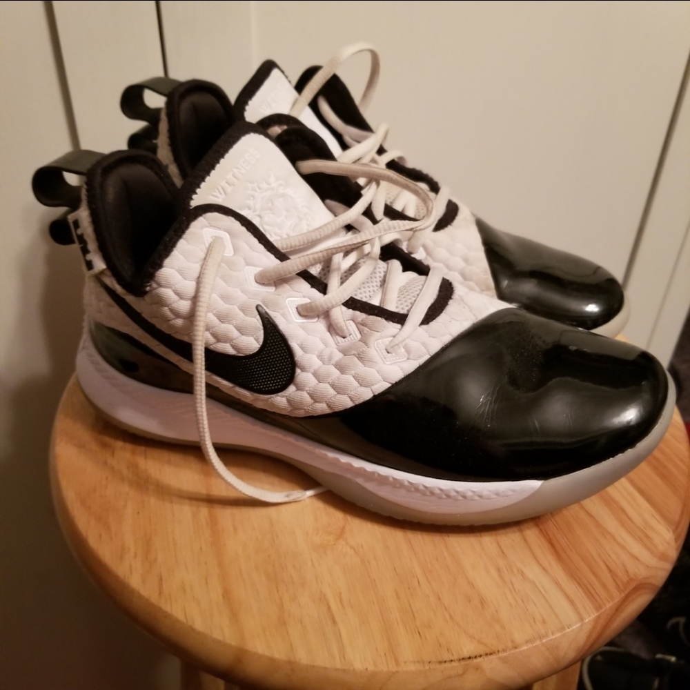 Men’s size 8 black and white Nike shoes!